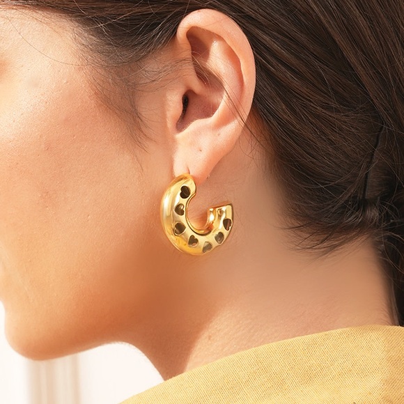 NEW💎18K Gold Plated Hollow Heart Design Chunky Hoop Earrings* - Picture 1 of 10